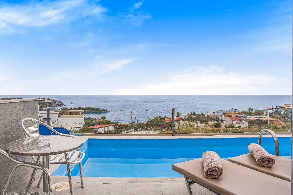 Panorama Village Hotel bassein ja merevaade