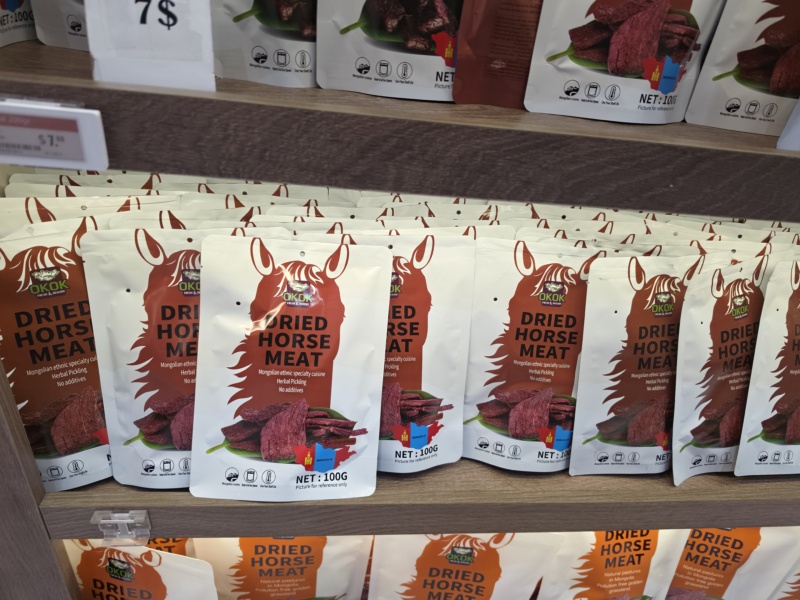 Kaupluse riiulile reastatud valged kuivatatud hobuseliha ehk "Dried Horse Meat" pakendid.