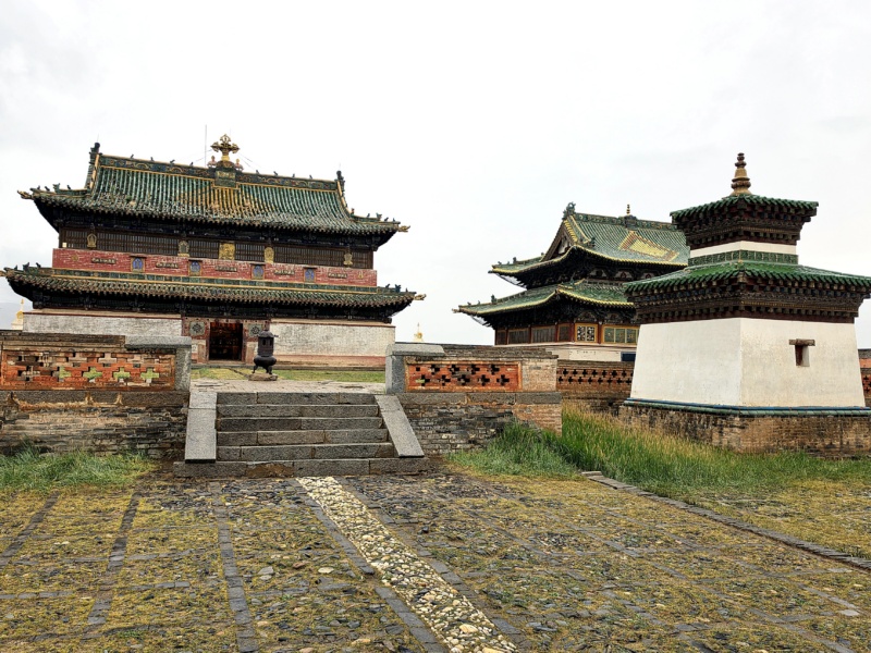 Erdene Zuu kloostri puit- ja kivitemplid ning stoopa kergelt pilvise taeva all Karakorumis.