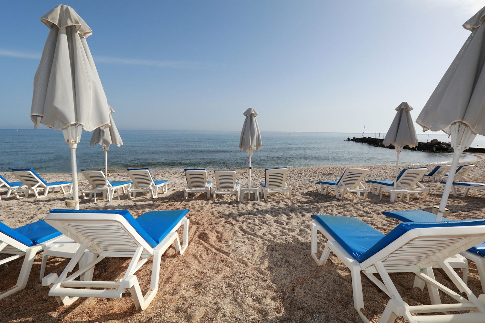 Annabelle Beach Resort rand päikesevarjudega