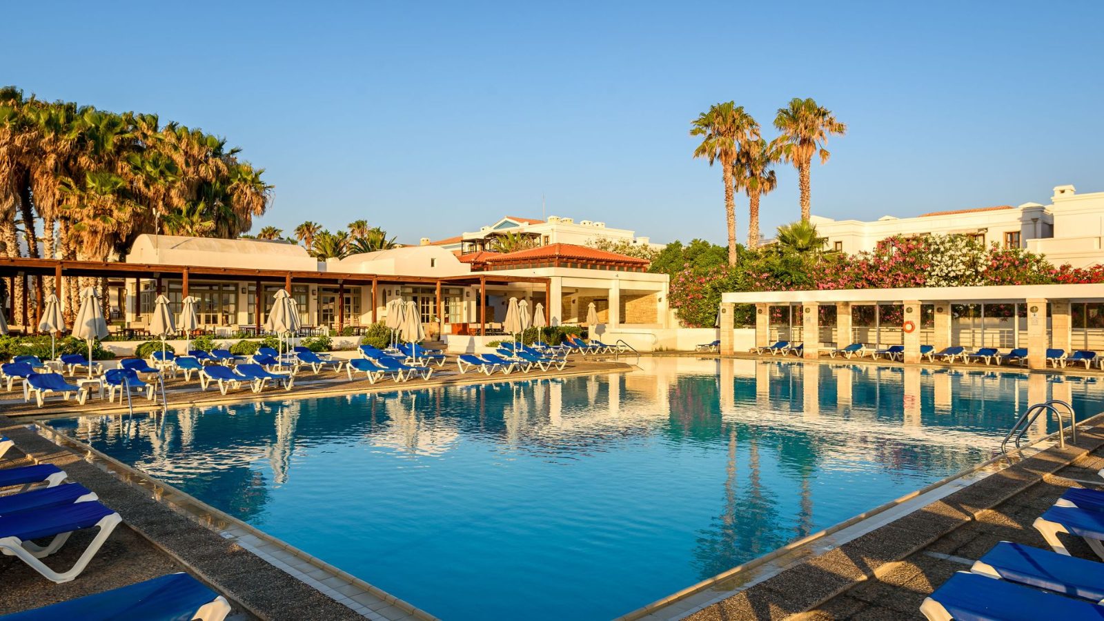 Annabelle Beach Resort bassein ja aed