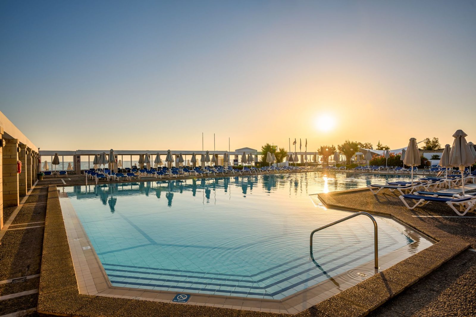 Annabelle Beach Resort bassein ja merevaade