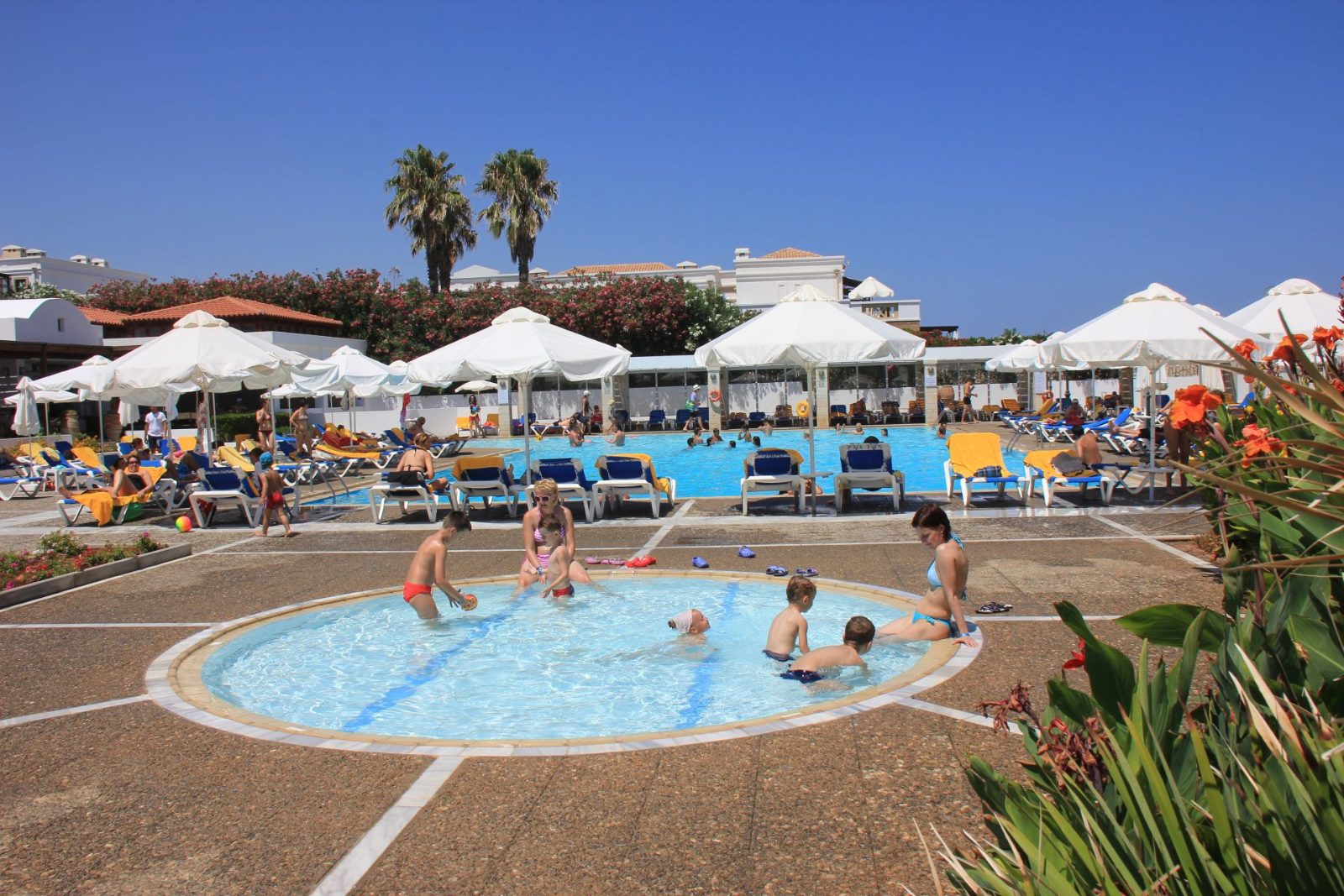 Annabelle Beach Resort bassein päikesevarjudega