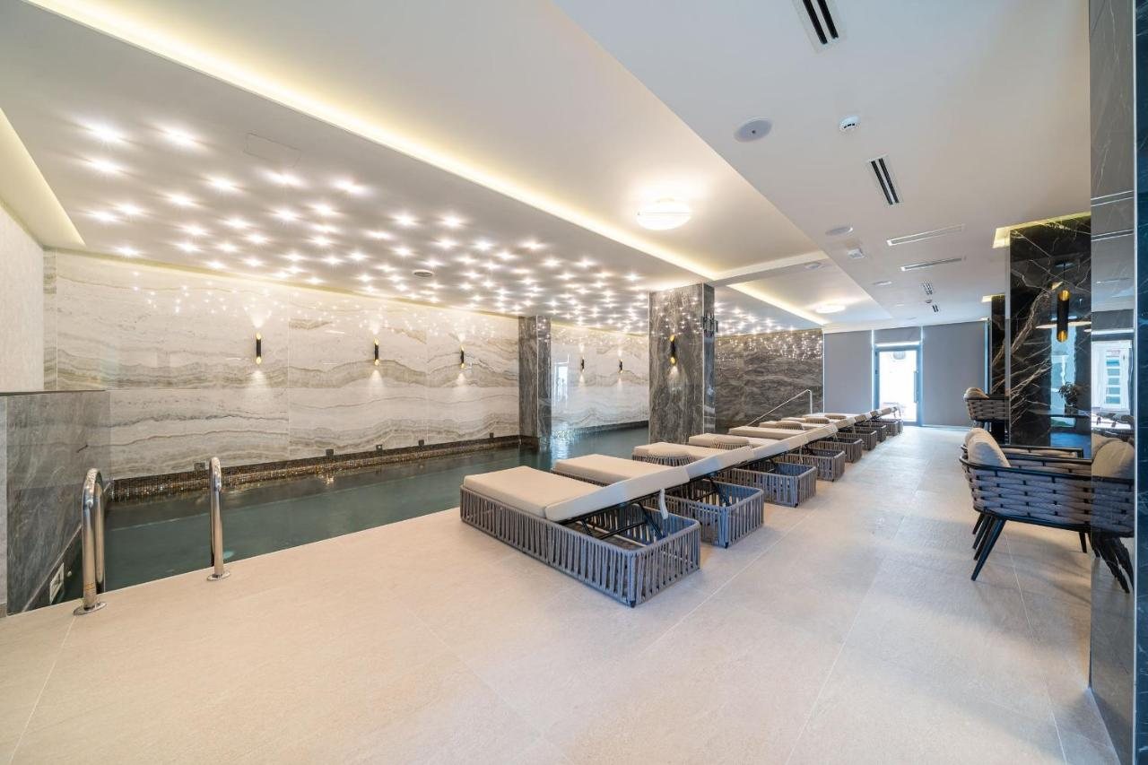 Hotel Millennium by Aycon Montenegro bassein ja lamamistoolid
