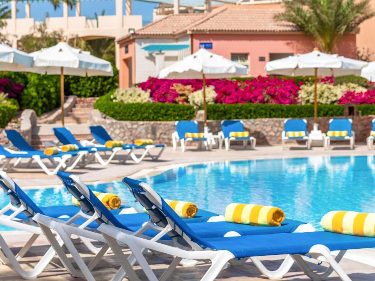 Mövenpick Resort &amp; Spa El Gouna bassein ja lamamistoolid