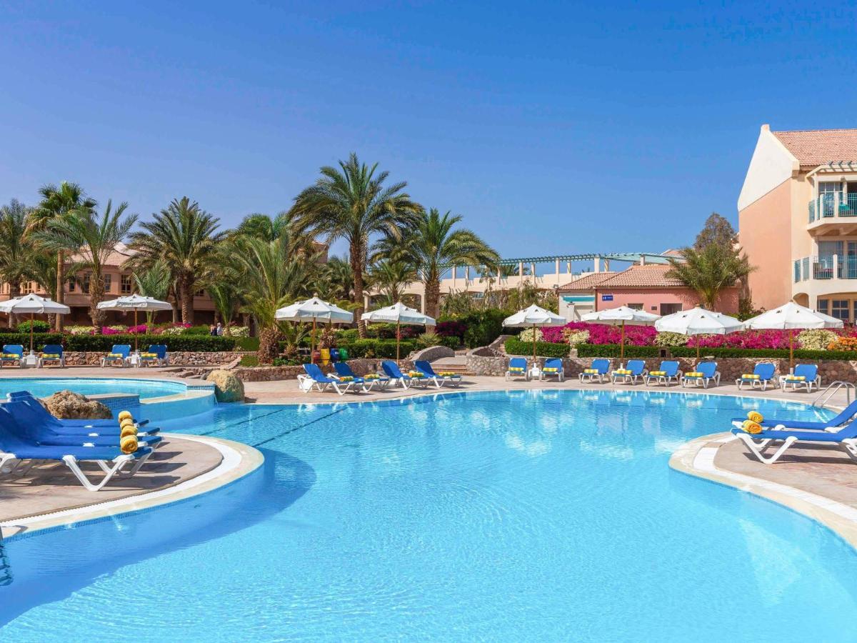Mövenpick Resort &amp; Spa El Gouna bassein ja palmid