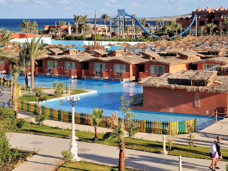 Titanic Palace &amp; Aqua Park bassein ja hotelli hooned