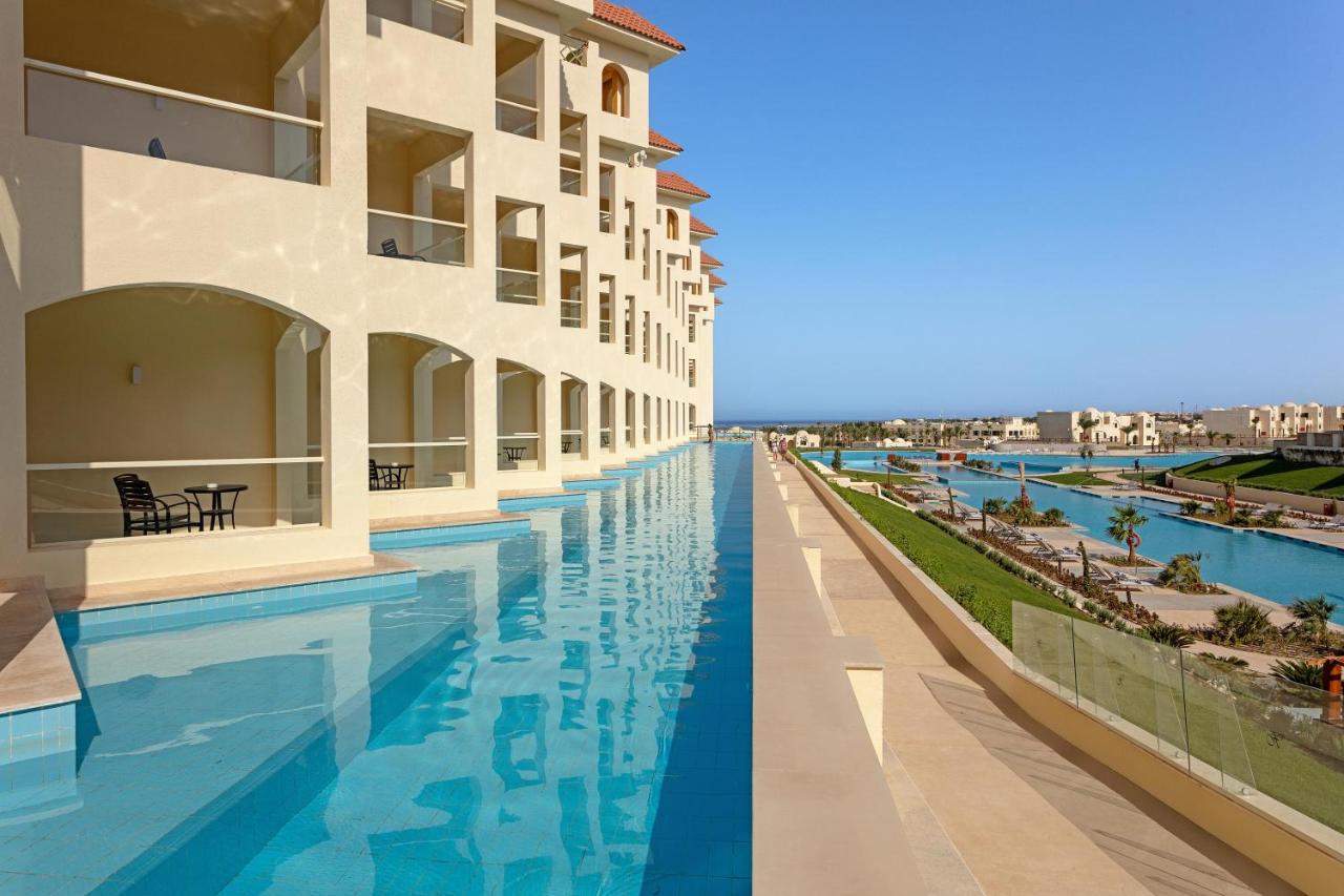 Xanadu Makadi Bay swim-up toad basseini ääres
