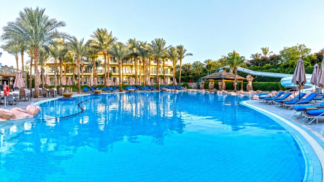 Xperience Sea Breeze Resort peabassein lamamistoolidega