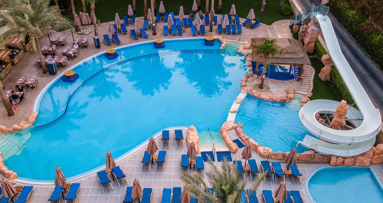 Xperience Sea Breeze Resort veeliumägedega bassein ülalt vaadatuna