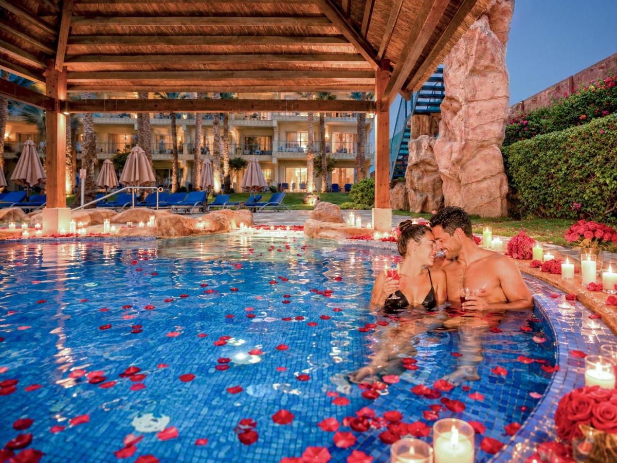 Xperience Sea Breeze Resort bassein õhtuvalguses
