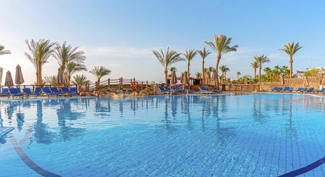 Xperience Sea Breeze Resort bassein ja lamamistoolid