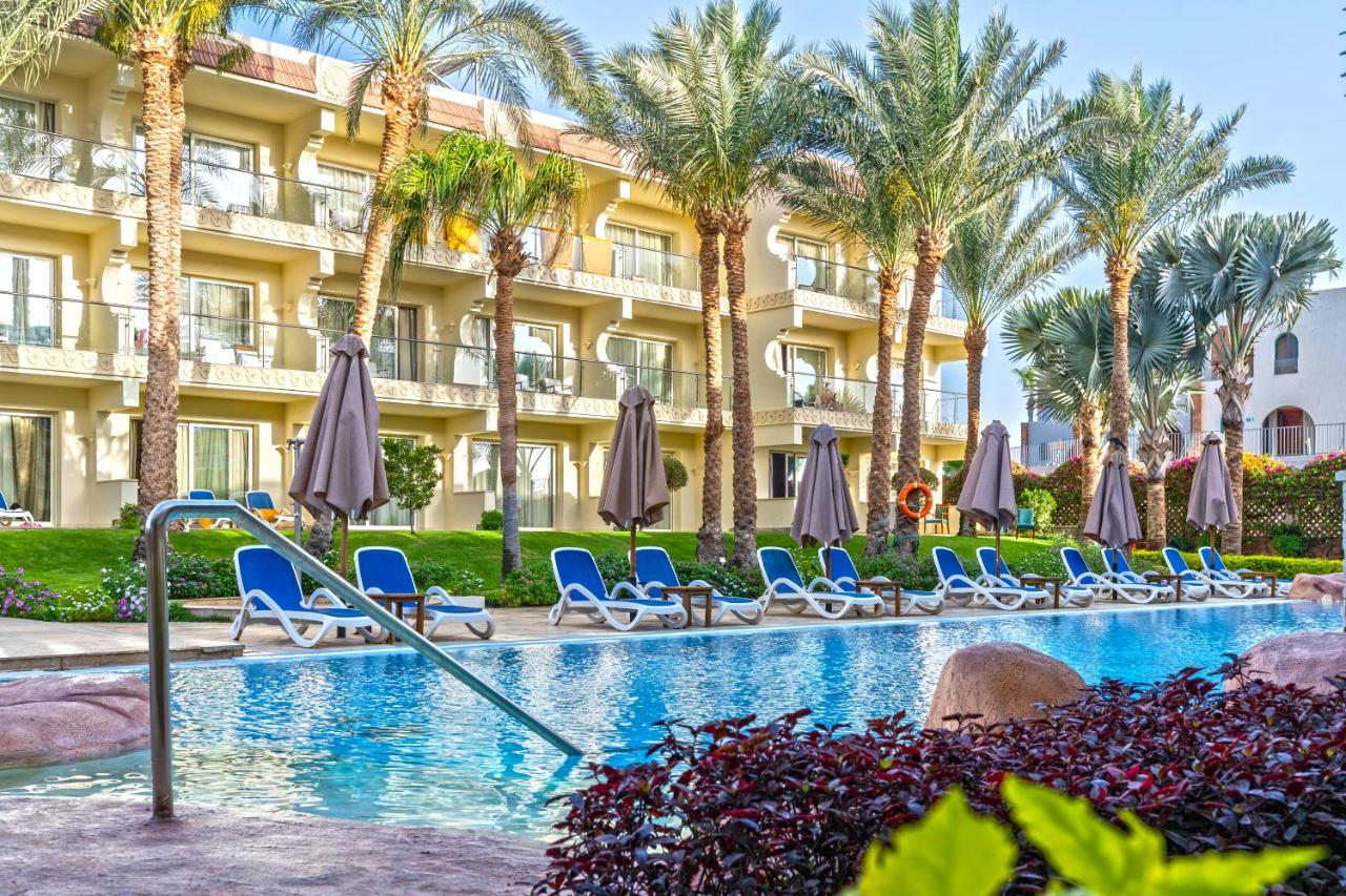 Xperience Sea Breeze Resort bassein ja hotelli hooned