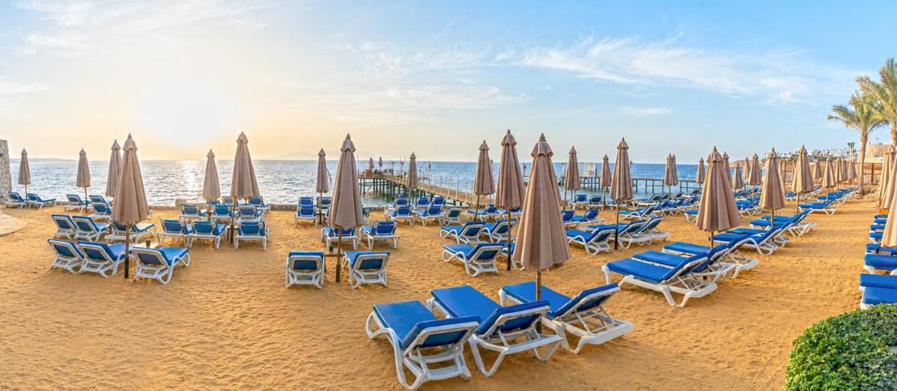 Xperience Sea Breeze Resort privaatrand päevitustoolidega